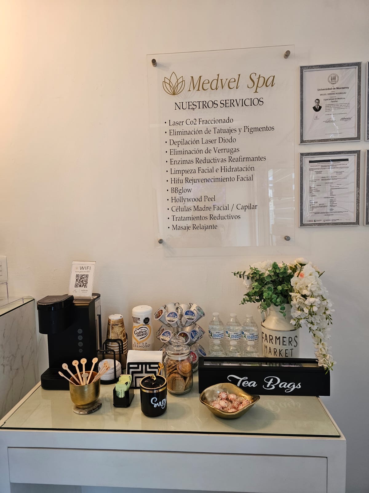 Recepción con logotipo y servicios de Medvel Spa Monterrey